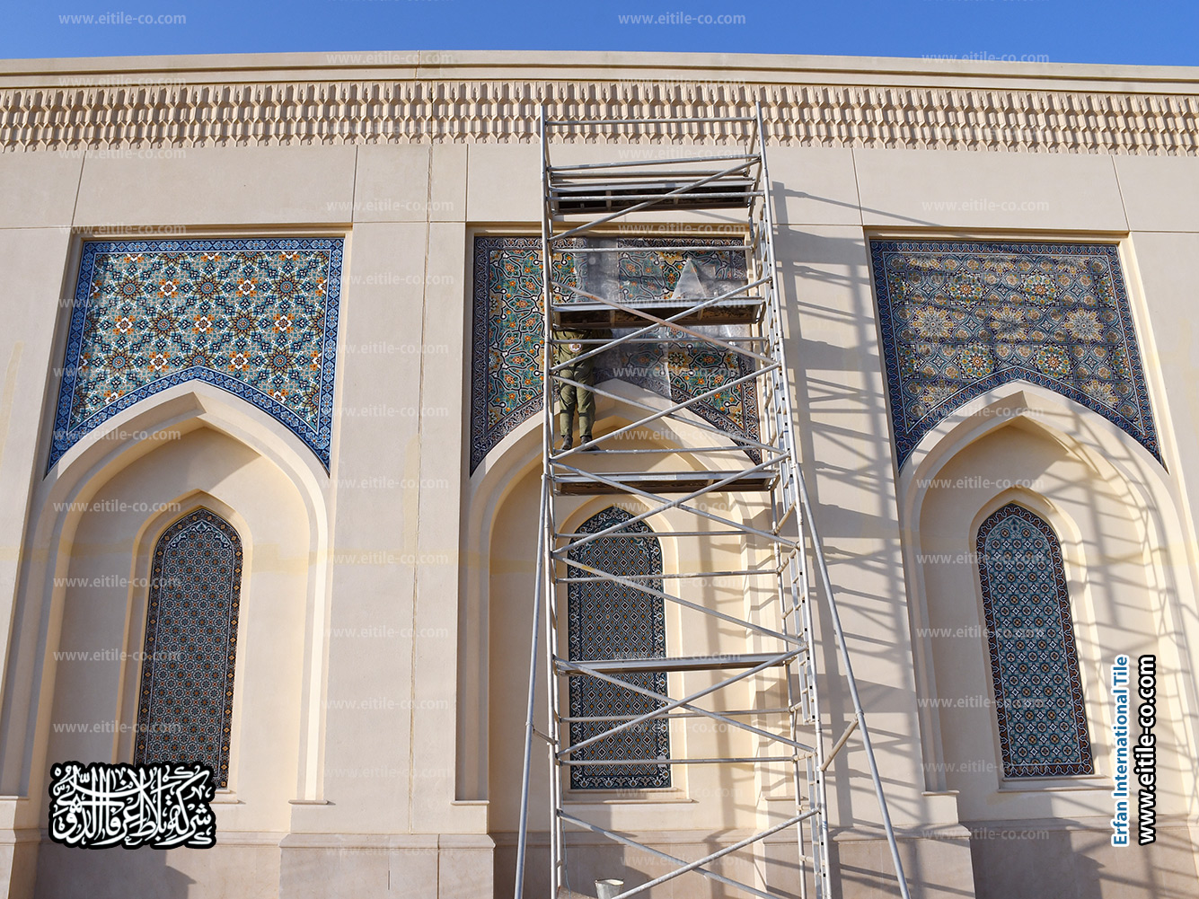 قامت شركة ایتایل بأعمال ترميم فنية دقيقة لبلاط القاشاني اليدوي في مسجد السلطان قابوس بمدينة صحار، سلطنة عُمان، www.eitile-co.com