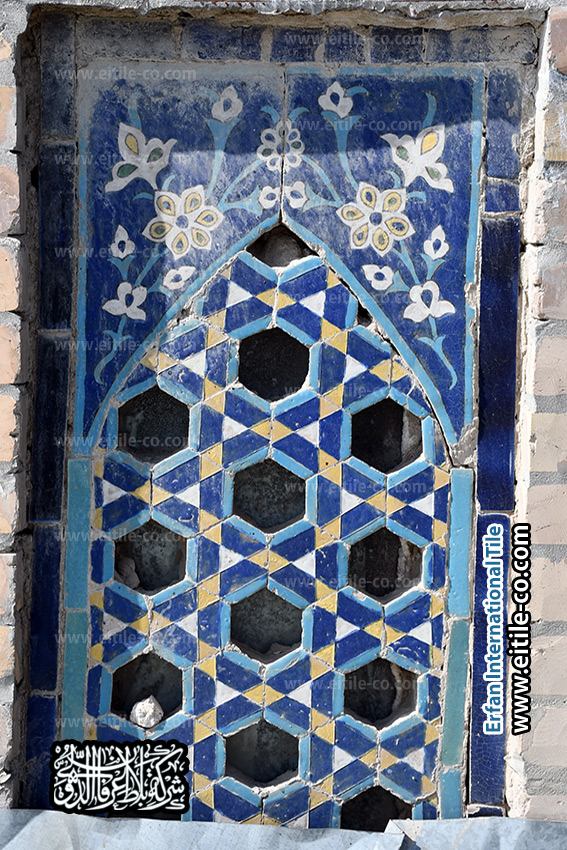 تصميم وتصنيع وتركيب ألواح التهوية الخزفية المزخرفة ببلاطات القاشاني اليدوية ذات الألوان السبعة (هفت رنگ) لرقبة قبة ضريح الإمام الماتريدي، بما يجمع بين التهوية المعمارية والزخارف الإسلامية التقليدية والحفاظ على الهوية التاريخية للمبنى. www.eitile-co.com