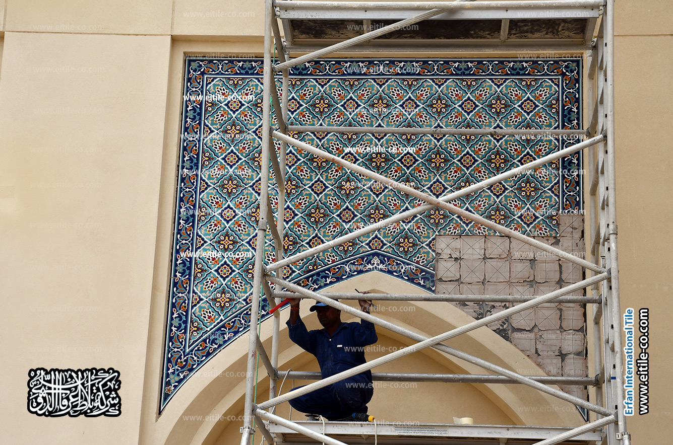 تم تنفيذ أعمال الترميم في جامع السلطان قابوس بصحار باستخدام بلاط خزفي يدوي عالي الجودة، يعكس جمال التصميم المعماري العصري للمسجد., www.eitile-co.com