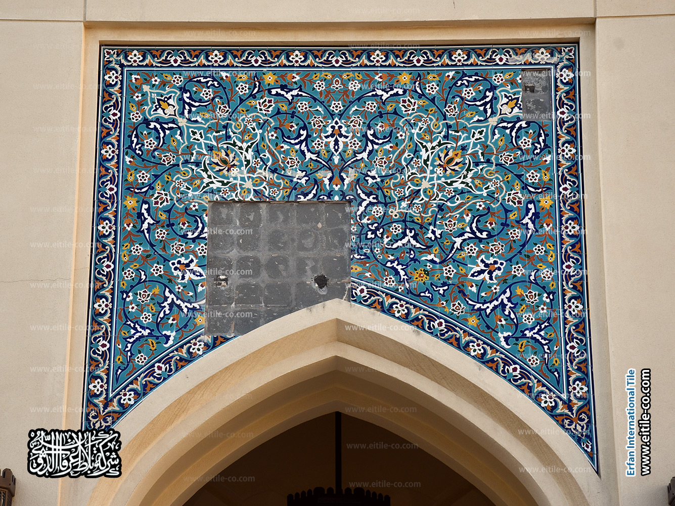 تم تنفيذ أعمال الترميم في جامع السلطان قابوس بصحار باستخدام بلاط خزفي يدوي عالي الجودة، يعكس جمال التصميم المعماري العصري للمسجد., www.eitile-co.com