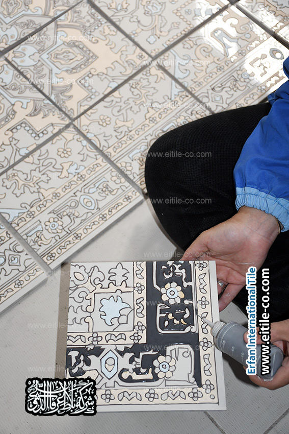 بلاط سيراميك فاخر مستوحى من السجاد الفارسي التقليدي، مصنوع يدويًا بتقنية السبع ألوان والمعرق – مثالي لأرضيات المساجد والمنازل الراقية. www.eitile-co.com
