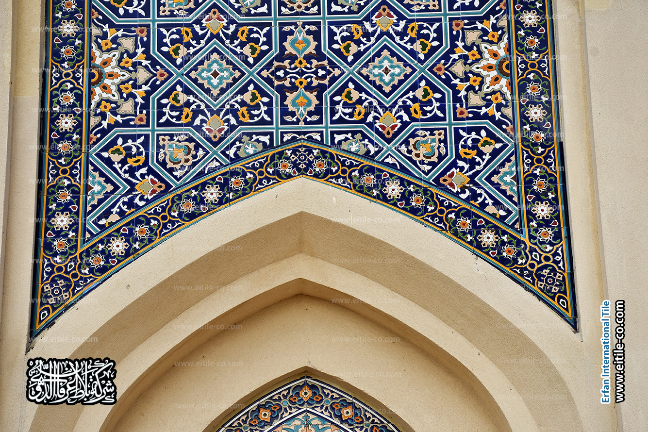 عملت شركة ایتایل على ترميم ألواح القاشاني في مسجد السلطان قابوس بصحار، وتُعرض هنا صور تعكس التزامها بالفن المعماري ودعم المواد الطبيعية حول العالم, www.eitile-co.com